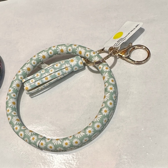 Green Daisies Flowers White & Green Floral Keychain Bracelet with Tassel NWT - Picture 5 of 6